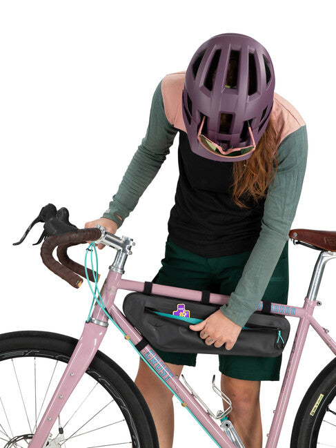 OSPREY ESCAPIST FRAME BAG MEDIUM чантичка за рам на велосипед, черна