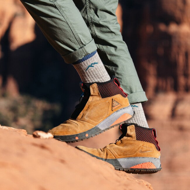 Darn Tough Hiker Micro Crew чорапи средно леки с възглавничка, черни