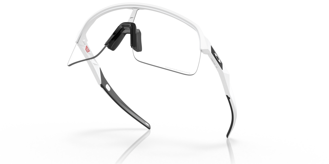 Oakley SUTRO LITE фотохромни слънчеви очила с матиран бял рамка и прозрачни фотохромни стъкла