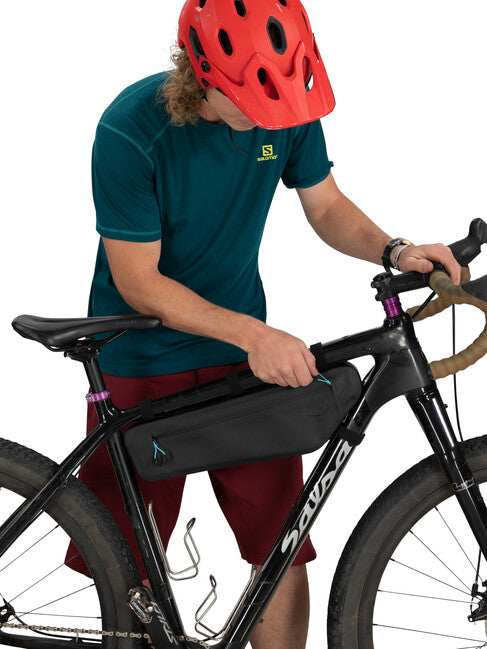 OSPREY ESCAPIST FRAME BAG MEDIUM чантичка за рам на велосипед, черна