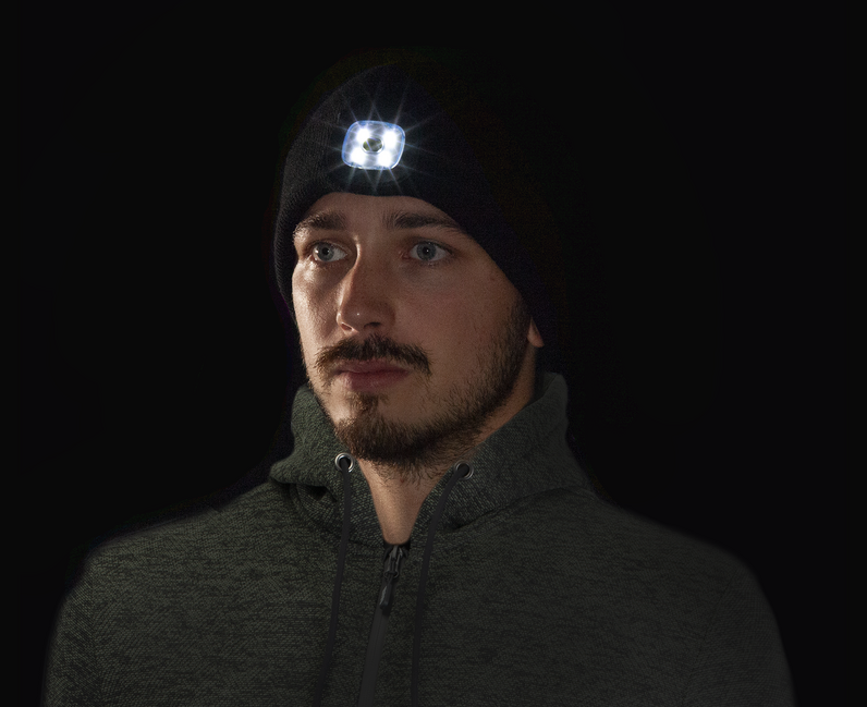 BENNON LUMOS черна шапка с USB LED светлина