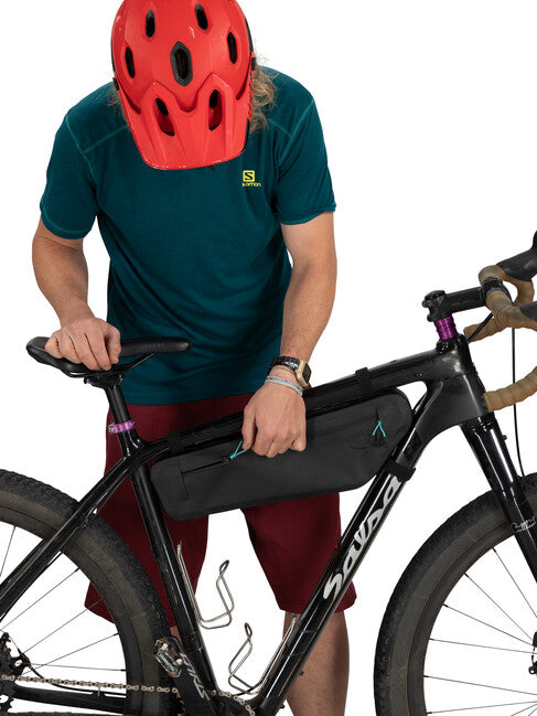 OSPREY ESCAPIST FRAME BAG MEDIUM чантичка за рам на велосипед, черна