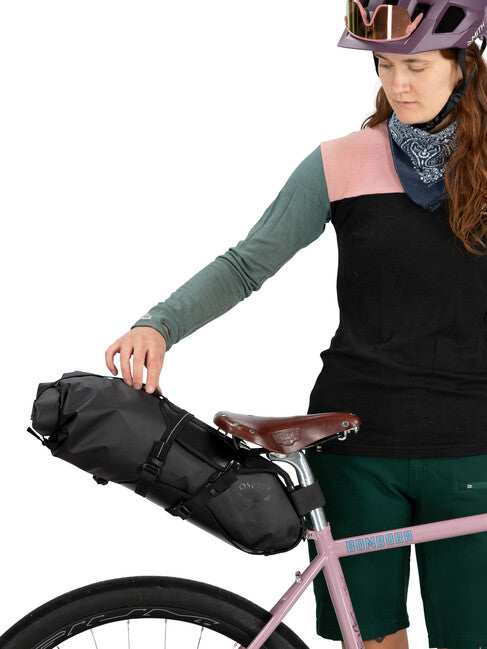 OSPREY ESCAPIST SADDLE BAG чантичка за кръста на велосипед, черна