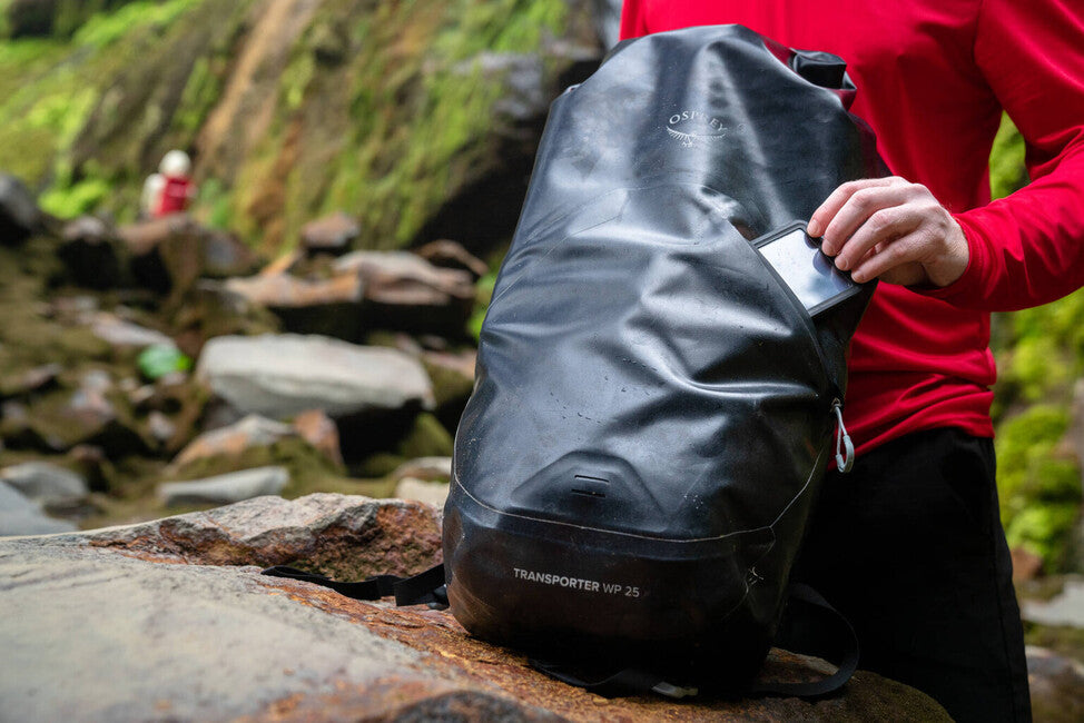 OSPREY TRANSPORTER ROLL TOP WATERPROOF градски раница 25, черна