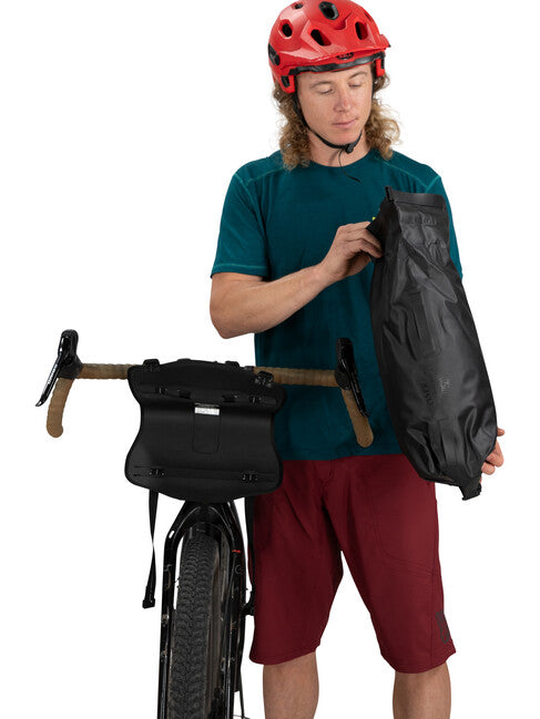 OSPREY ESCAPIST HANDLEBAR BAG чантичка за кръста на велосипед LARGE, черна