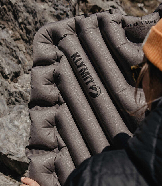 Klymit Static V Luxe надуваща се подложка XL, каменен сиво