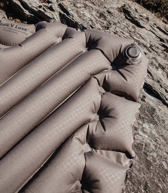 Klymit Static V Luxe надуваща се подложка XL, каменен сиво