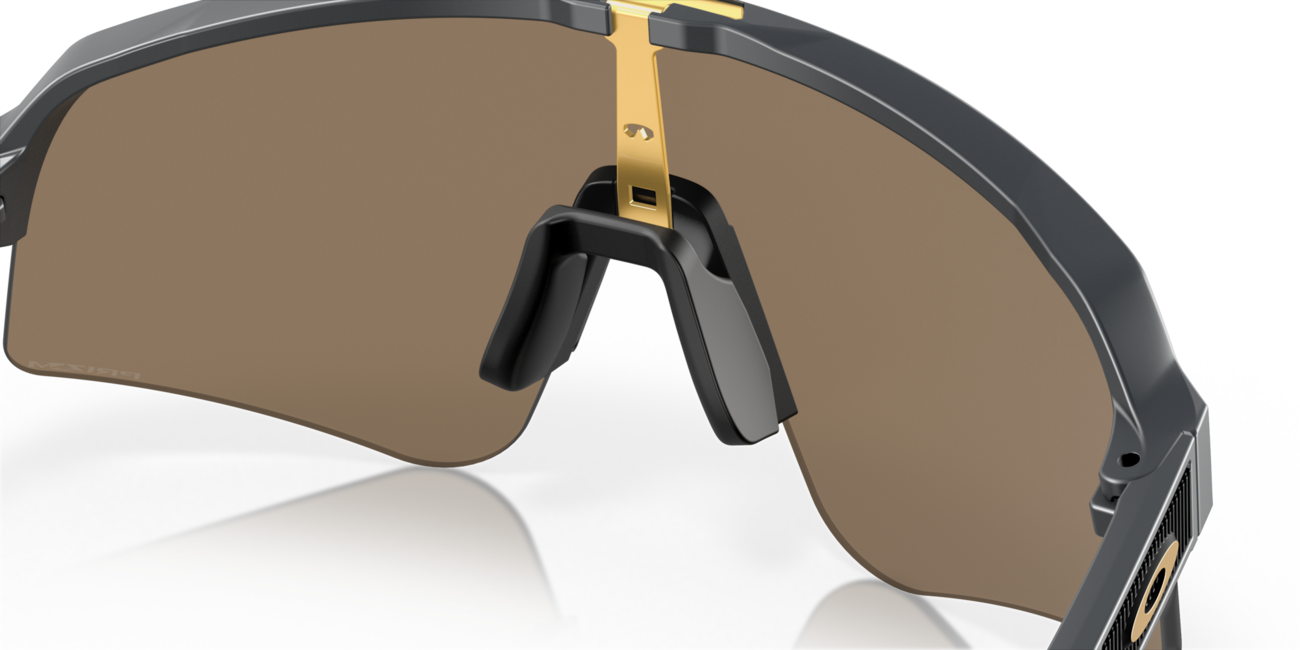 Oakley SUTRO LITE SWEEP слънчеви очила с рамка Matte Carbon и стъкла Prizm 24K