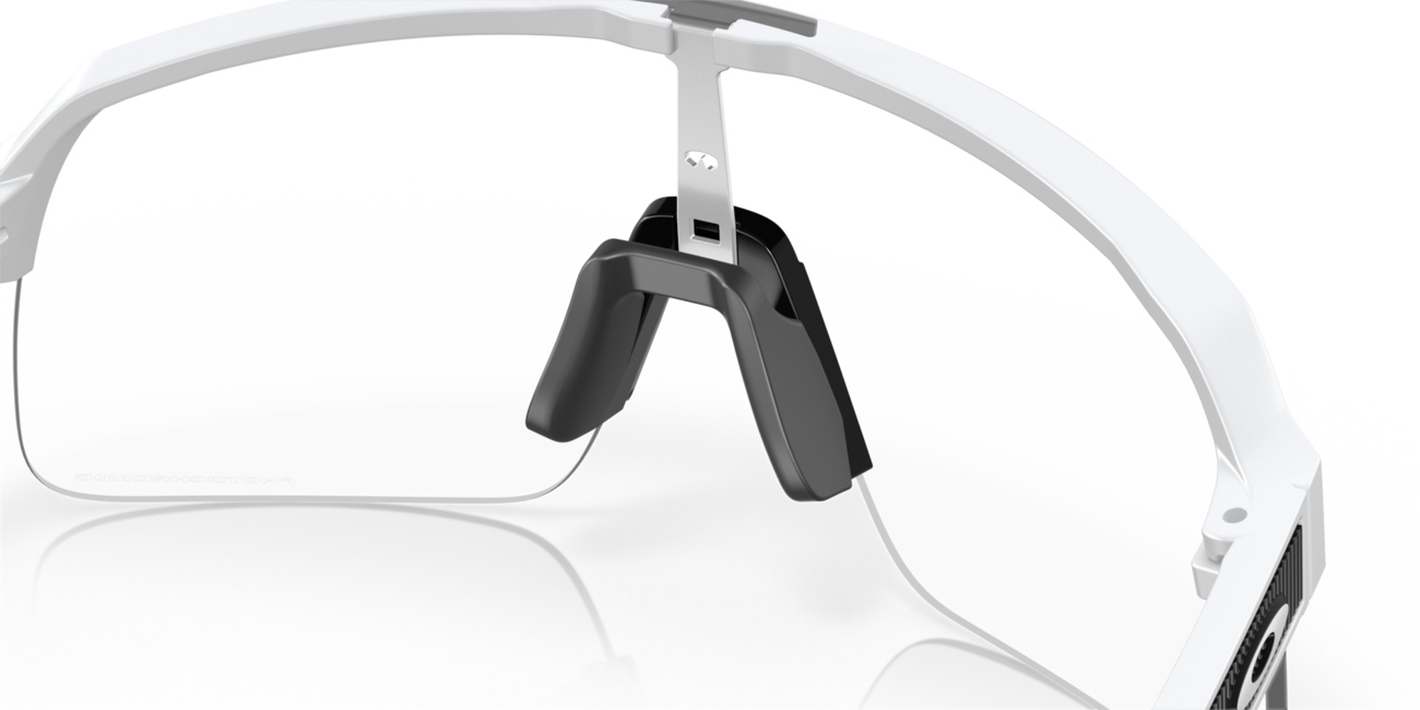 Oakley SUTRO LITE фотохромни слънчеви очила с матиран бял рамка и прозрачни фотохромни стъкла