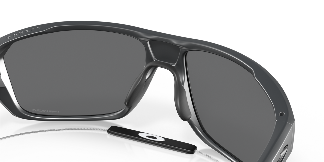 Oakley SPLIT SHOT слънчеви очила с рамка Mate Carbon и със стъкла Prizm Black 64