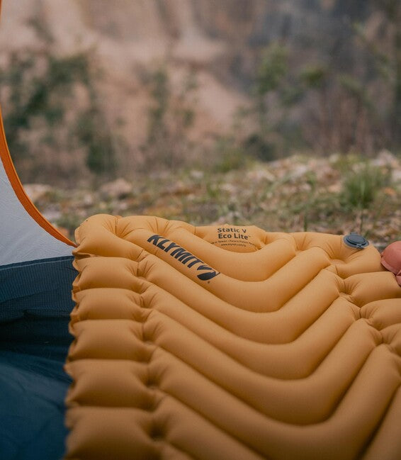 Klymit Static V Lite ECO самонадуваща мат, светлозлатна