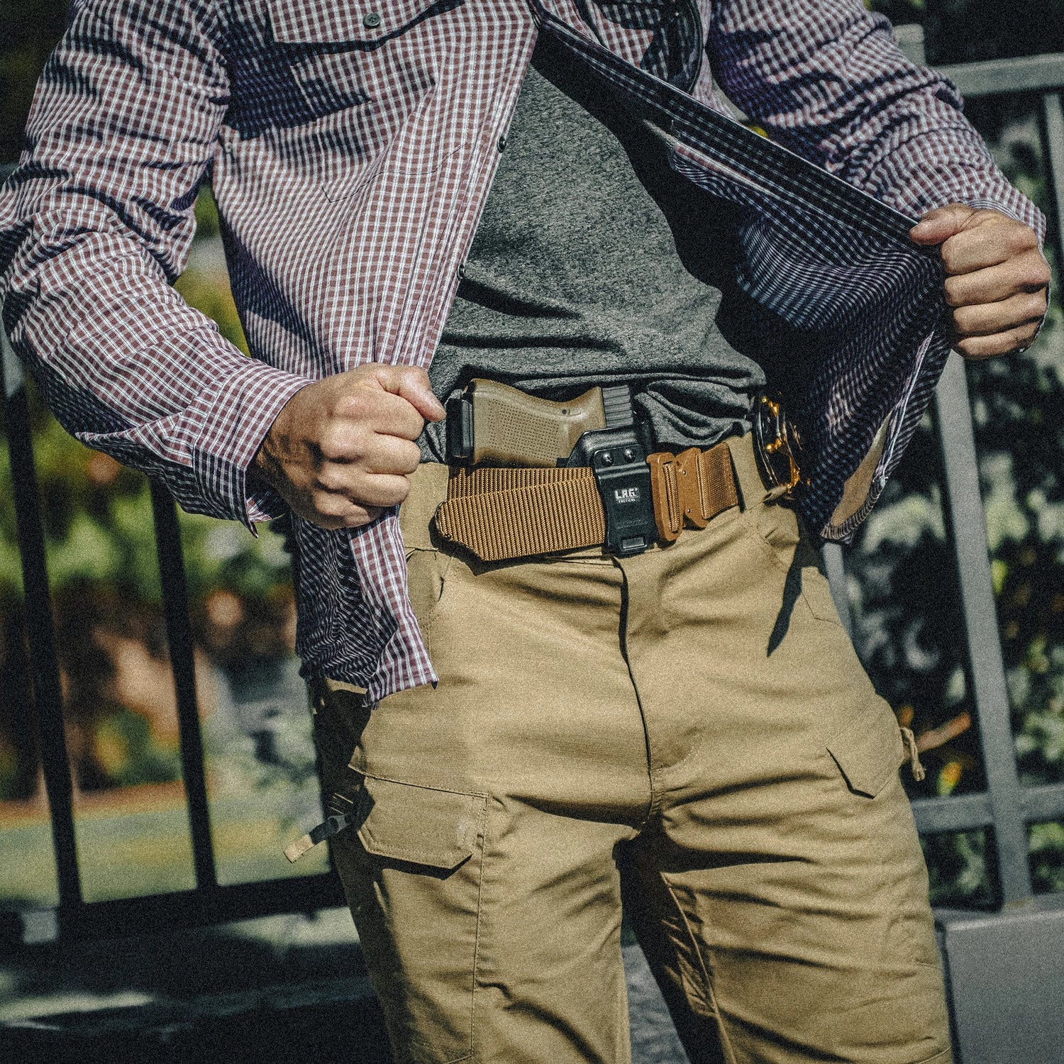 Helikon-Tex košeľa Taktická Savage Green Checkered na skryté nosenie – v použití 3