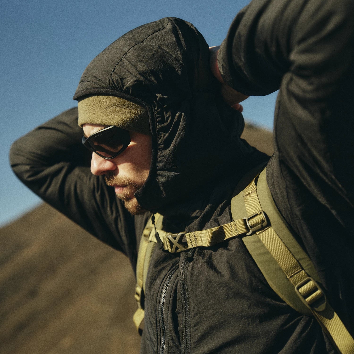 Helikon-Tex WOLFHOUND bunda s kapucňou Climashield Apex, US Woodland – v použití 2
