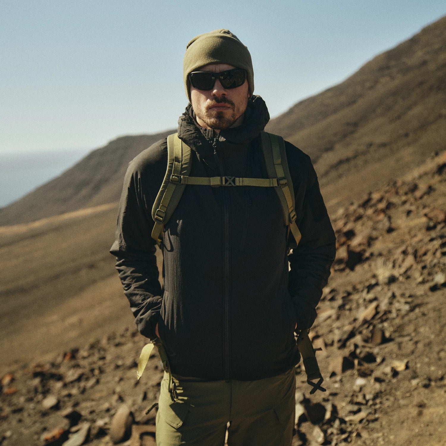 Helikon-Tex WOLFHOUND bunda s kapucňou Climashield Apex, Desert Night Camo – v použití 3