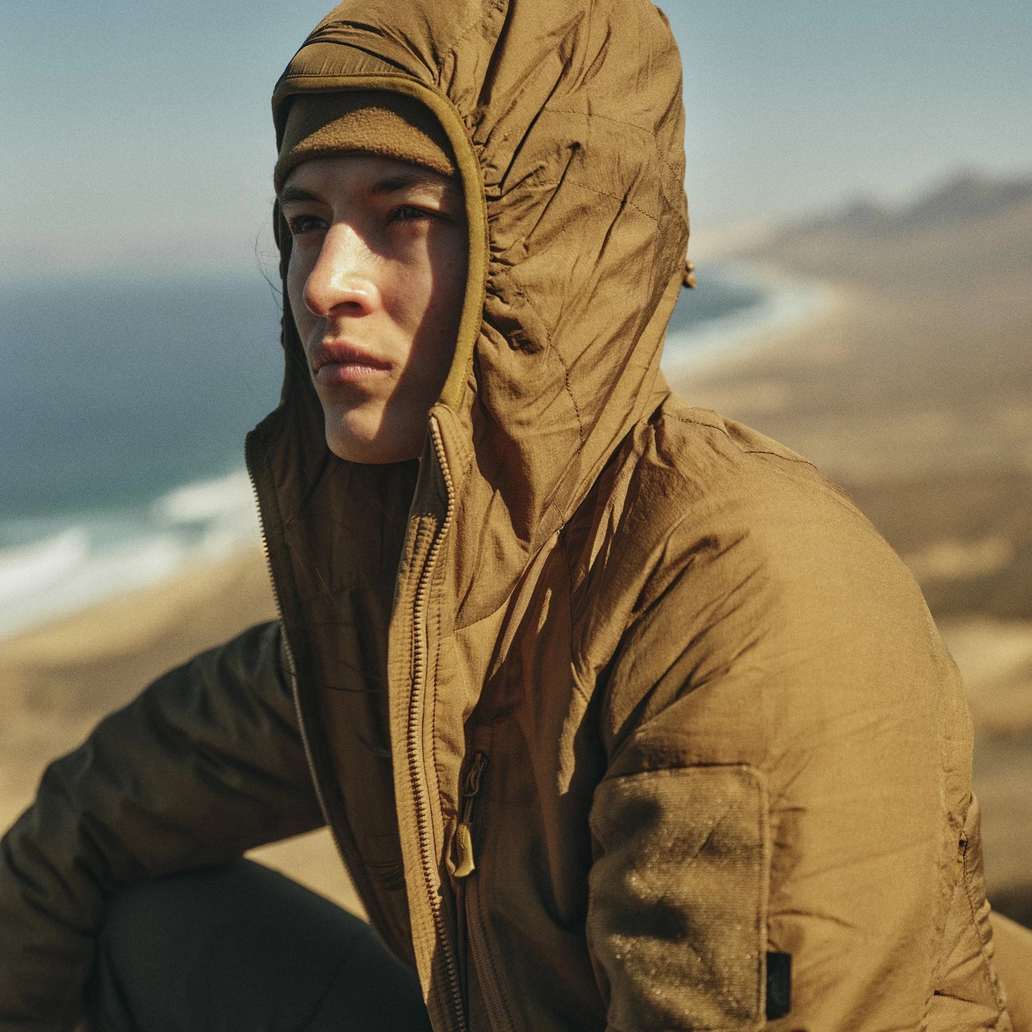 Helikon-Tex WOLFHOUND bunda dámska s kapucňou, Desert Night Camo – v použití 1