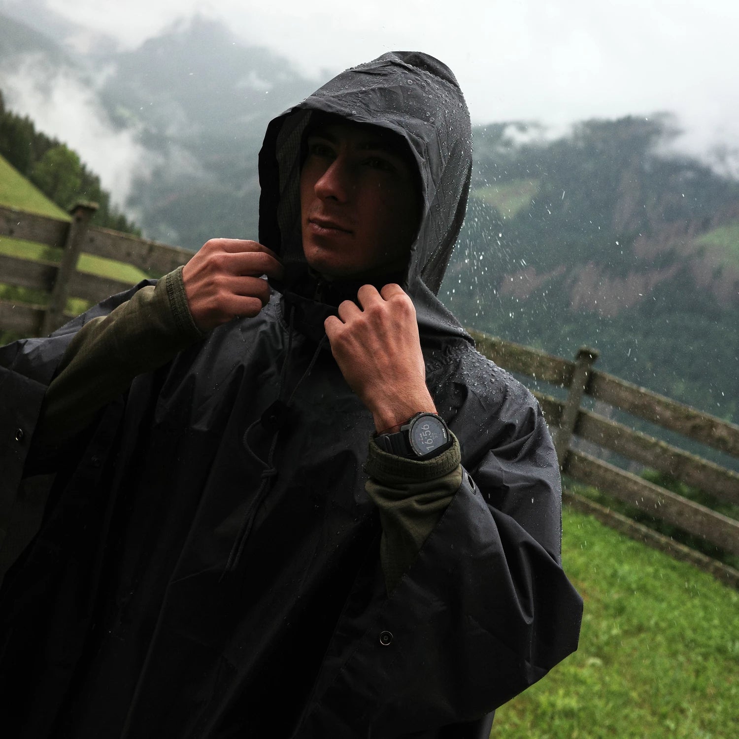 Helikon-Tex PONCHO U.S. MODEL, woodland – v použití 3