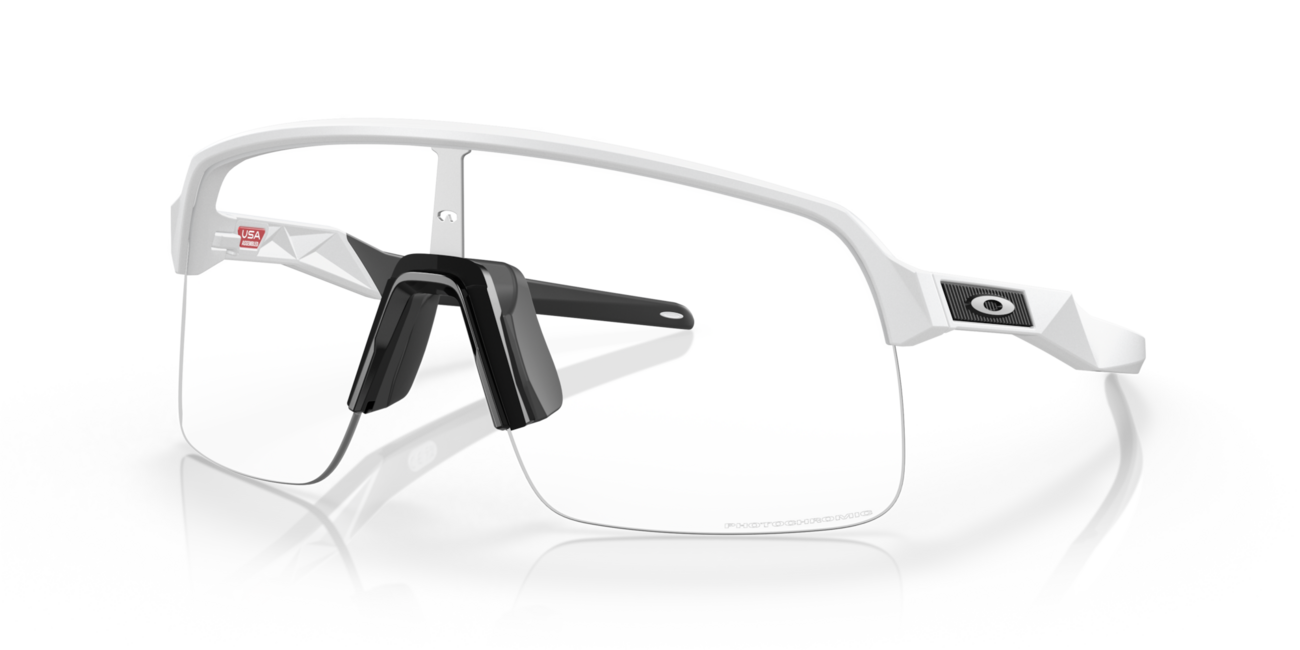 Oakley SUTRO LITE фотохромни слънчеви очила с матиран бял рамка и прозрачни фотохромни стъкла