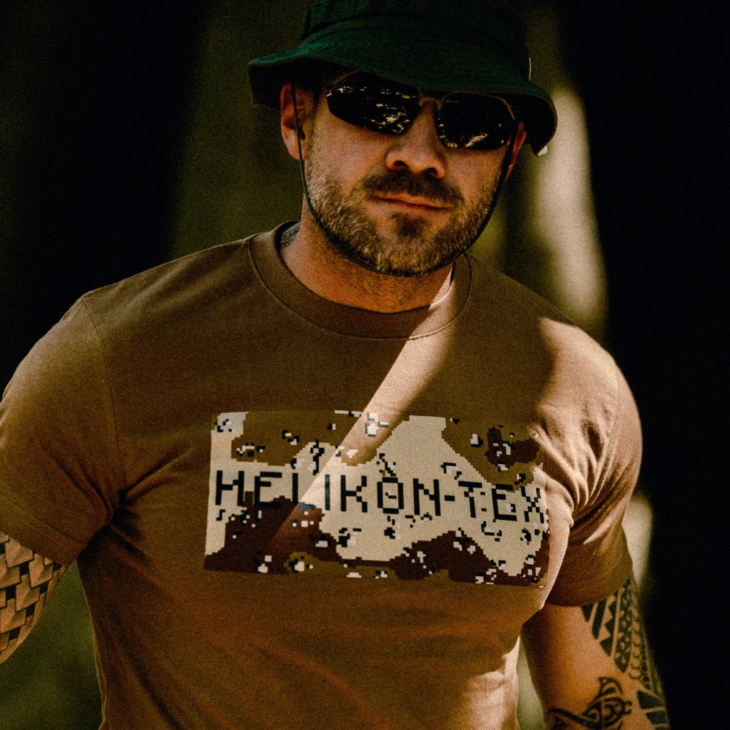Helikon-Tex Helikon&Camo tričko, čierne – v použití 2