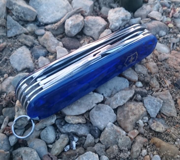 Victorinox Huntsman джобен нож 91mm, прозрачен син