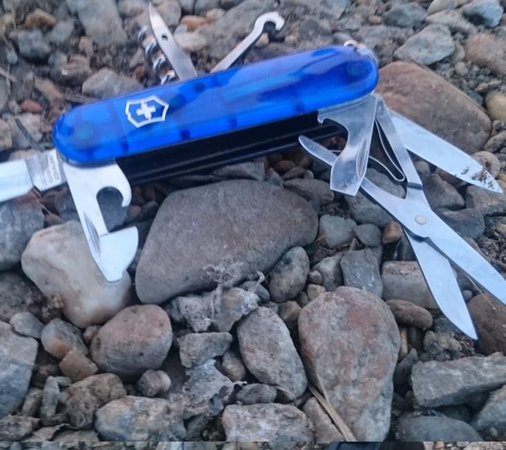 Victorinox Huntsman джобен нож 91mm, прозрачен син