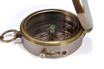 Джобен компас Origin Outdoors Античен месингов джобен компас с кожен калъф